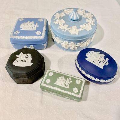 LOT 20  GROUP LOT OF 5 WEDGEWOOD PIECES