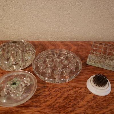 Lot 400: Vintage Floral Frogs