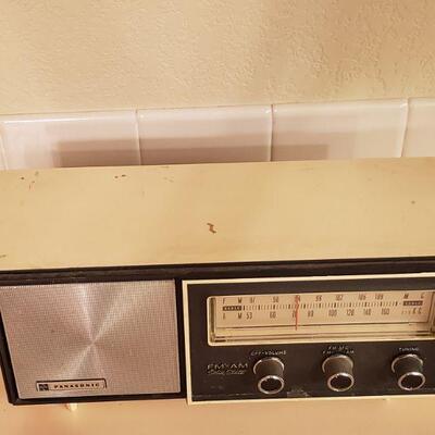 Lot 423: Vintage Panasonic Radio