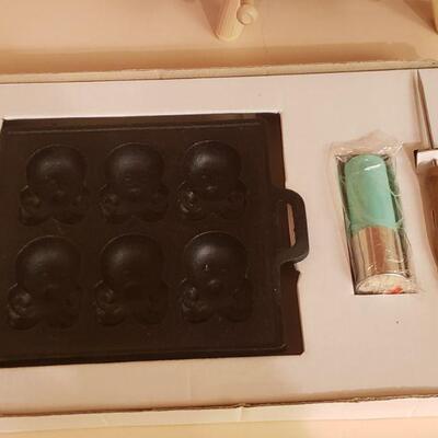 Lot 427: Asian Octopus Mold Set
