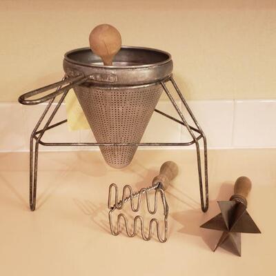 Lot 446: Vintage Kitch Implements 