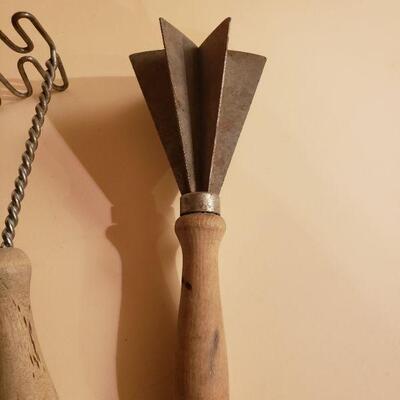 Lot 446: Vintage Kitch Implements 