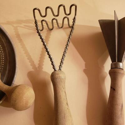 Lot 446: Vintage Kitch Implements 