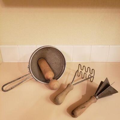Lot 446: Vintage Kitch Implements 