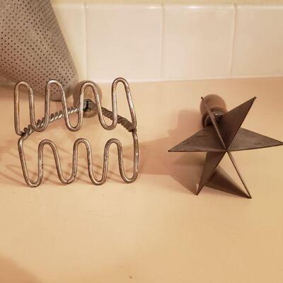 Lot 446: Vintage Kitch Implements 