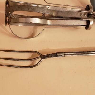 Lot 448: Vintage Hand Mixer and Cooking Fork