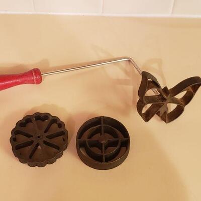 LOT 451: Vintage Rosette Cookie Iron