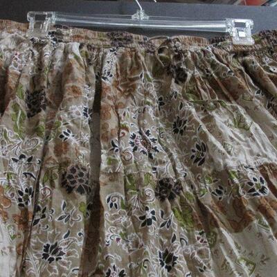 Lot 202- White Stag Green Floral Skirt