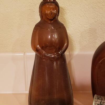 Lot 464: Vintage Syrup Bottles & Log Cabin (1984) Tin