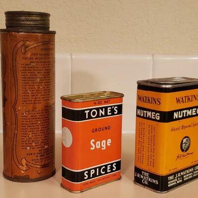 Lot 480: Antique/Vintage Sage, Nutmeg & Chili Seasoning) Tin