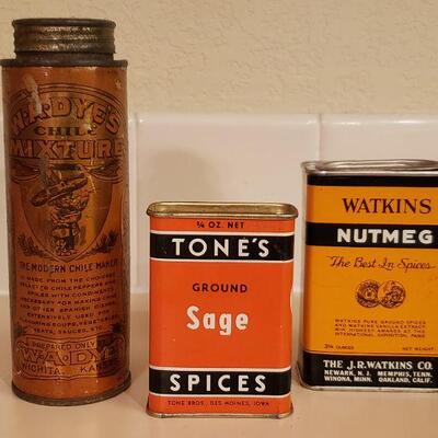 Lot 480: Antique/Vintage Sage, Nutmeg & Chili Seasoning) Tin