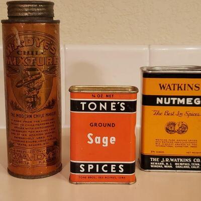 Lot 480: Antique/Vintage Sage, Nutmeg & Chili Seasoning) Tin