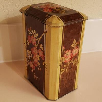 Lot 483: Vintage Decorative Tins & 1 Lid