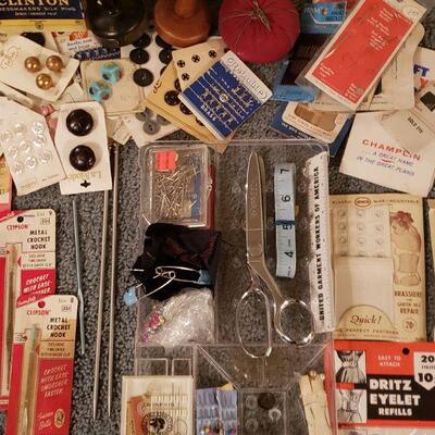 Lot 490: Sewing Lot
