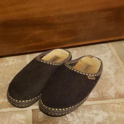 Lot 502: Sorel Slip Ons (7)