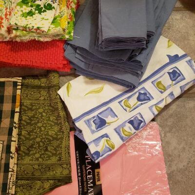 Lot 511: Table linens lot