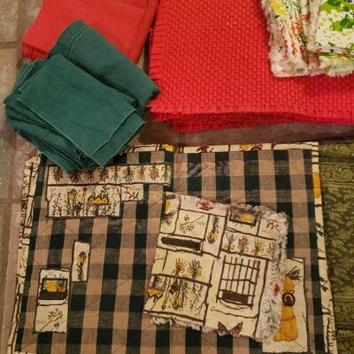 Lot 511: Table linens lot