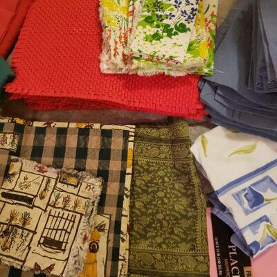 Lot 511: Table linens lot