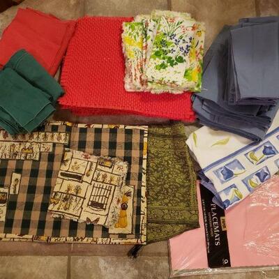 Lot 511: Table linens lot