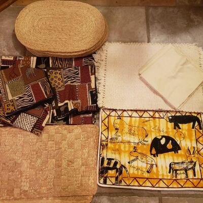 Lot 512: Table Linens lot