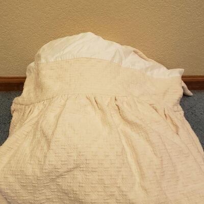 Lot 513: Full Size Bed Skirt