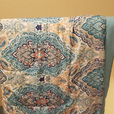 Lot 514: Full Size Comforter