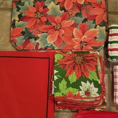 Lot 518: Vintage Christmas Table Linens 