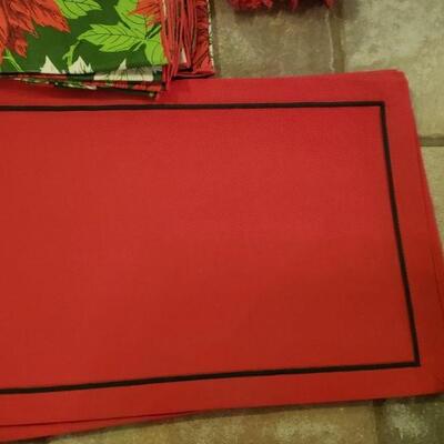 Lot 518: Vintage Christmas Table Linens 
