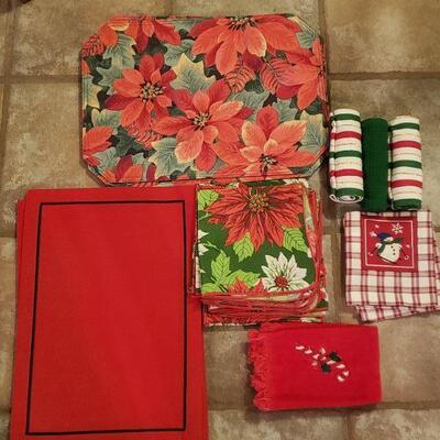 Lot 518: Vintage Christmas Table Linens 