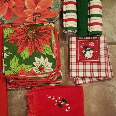 Lot 518: Vintage Christmas Table Linens 