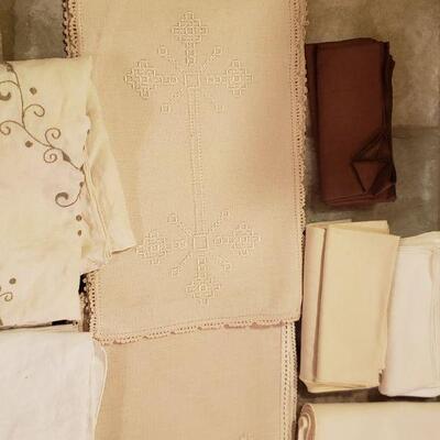 Lot 519: Vintage Table Linens