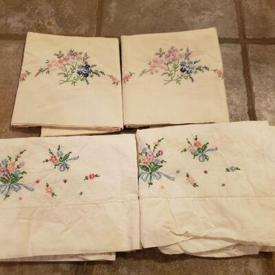 Lot 521: 2 Sets of Pillowcases 