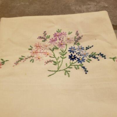 Lot 521: 2 Sets of Pillowcases 