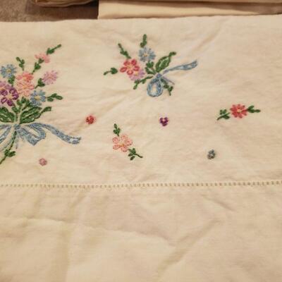 Lot 521: 2 Sets of Pillowcases 