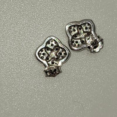 J3: Beautiful white gold pierced earrings with diamond chips signed hou 4g