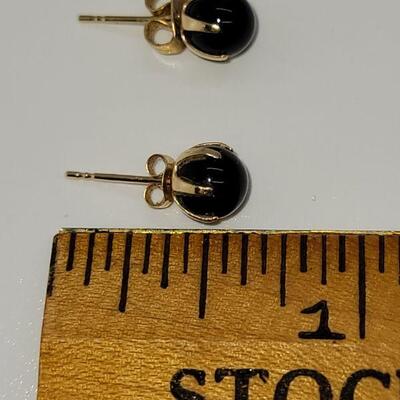 J5: 585/14k gold black onyx stud pierced earrings signed zz 1 g.