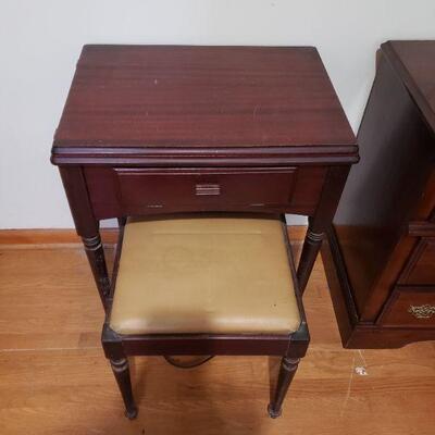 Vintage Singer Sewing  Machine in Cabinet 