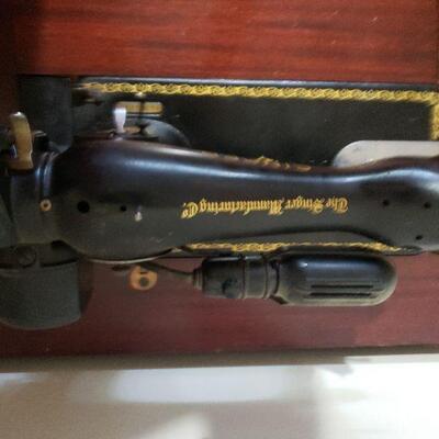 Vintage Singer Sewing  Machine in Cabinet 