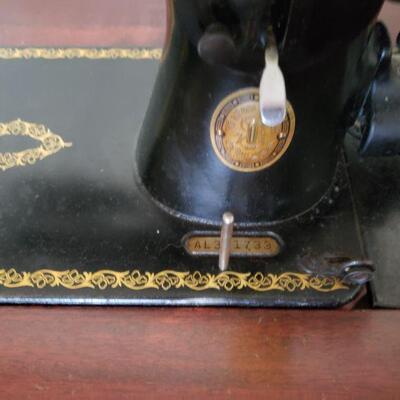 Vintage Singer Sewing  Machine in Cabinet 