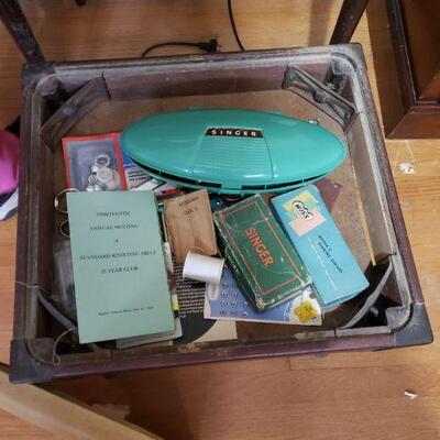Vintage Singer Sewing  Machine in Cabinet 