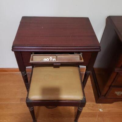 Vintage Singer Sewing  Machine in Cabinet 