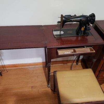 Vintage Singer Sewing  Machine in Cabinet 