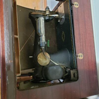 Vintage Singer Sewing  Machine in Cabinet 