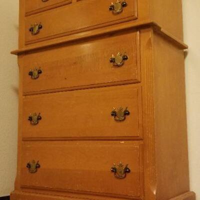Lot #524: Vintage 5-Drawer Dresser 32.5" x 18" x 48" 