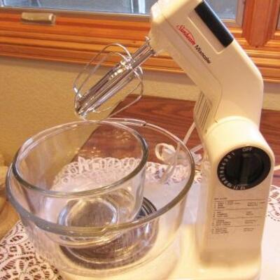 LOT  90 STAND MIXER & CAN OPENER