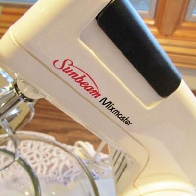 LOT  90 STAND MIXER & CAN OPENER