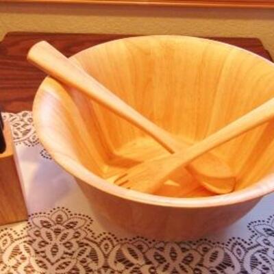 LOT  100  WOODEN SALAD BOWL & CUTLERY
