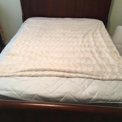 Lot 29 - Throws & Blankets