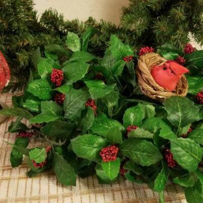 Lot #633: Christmas Wreath Bundle