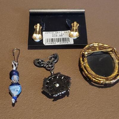 Lot 648: Small Jewelry lot 